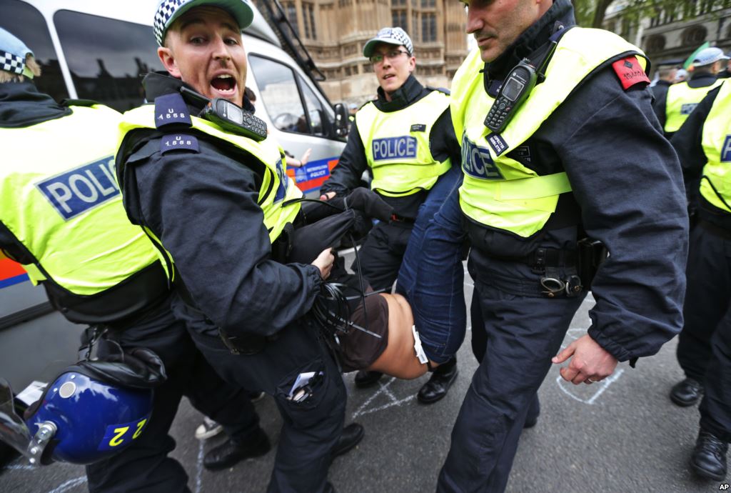Βρετανία: Συγκρούσεις μεταξύ αστυνομικών και διαδηλωτών