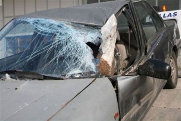 Χανιά: Βράχος έπεσε πάνω σε ΙΧ