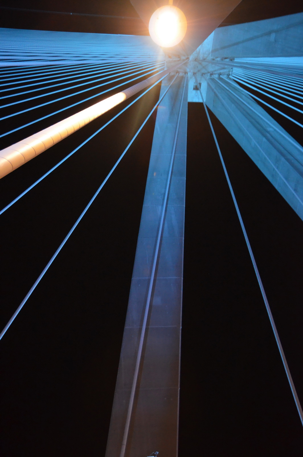 Φεγγάρι πάνω από μπλε πυλώνες