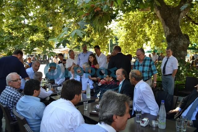 Στην πλατεία για καφέ με τον Σαμαρά