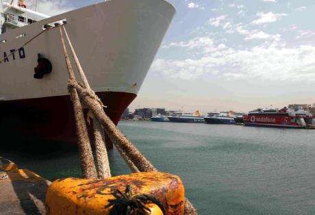 Μηχανική βλάβη «έδεσε» πλοίο