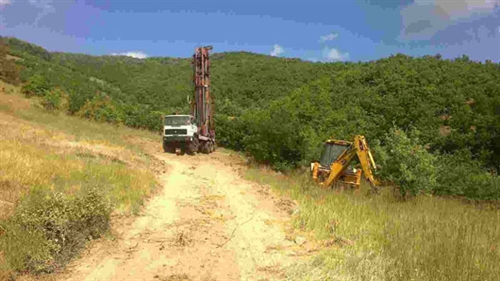 Έψαχναν για λίρες σε χωράφι