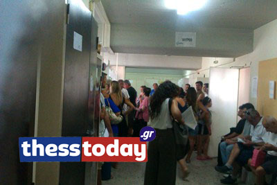 ΦΩΤΟ-Ουρές στη ΔΟΥ Καλαμαριάς