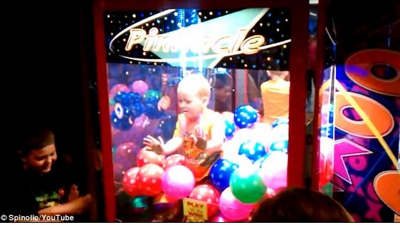 Παγιδεύτηκε στη μηχανή παιχνιδιών