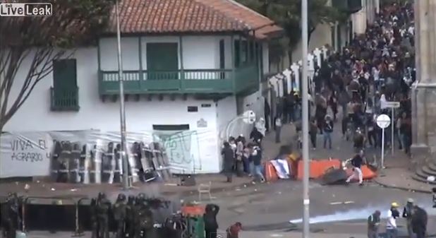 BINTEO-Γυναίκα προστατεύει αστυνομικούς