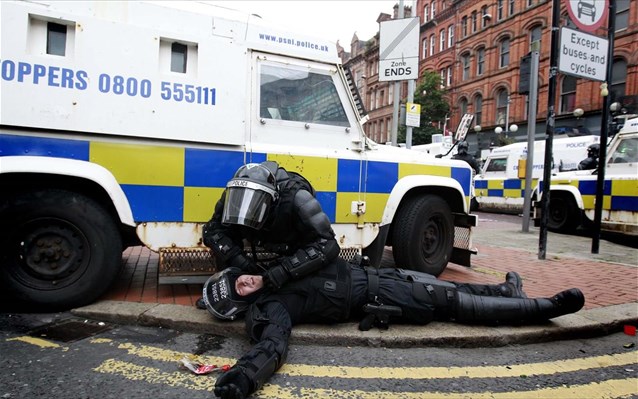 Μπέλφαστ-Τραυματίστηκαν 56 αστυνομικοί