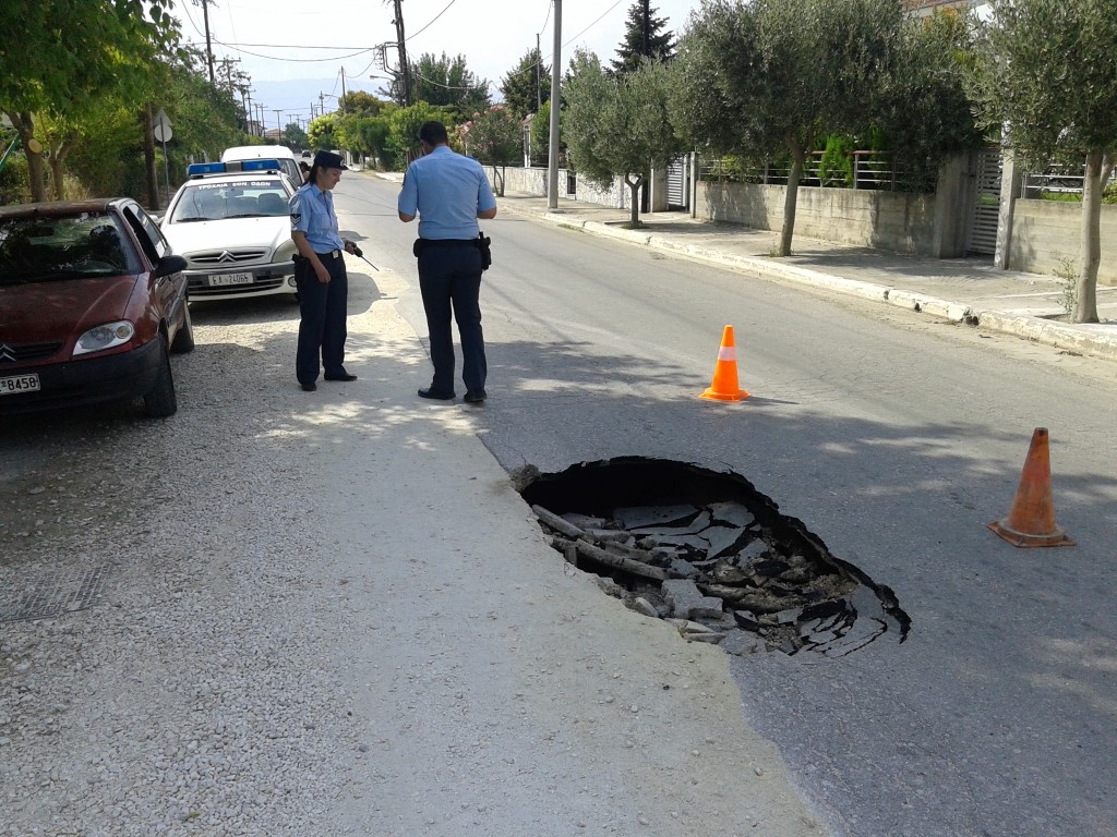 ΦΩΤΟ-«Βούλιαξε» δρόμος στα Τρίκαλα