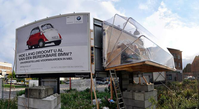 Μετέτρεψε τις πινακίδες σε… σπίτια