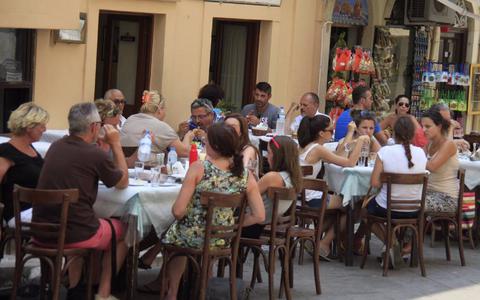 Οι 8 στους 10 «έφαγαν» τη μείωση του ΦΠΑ