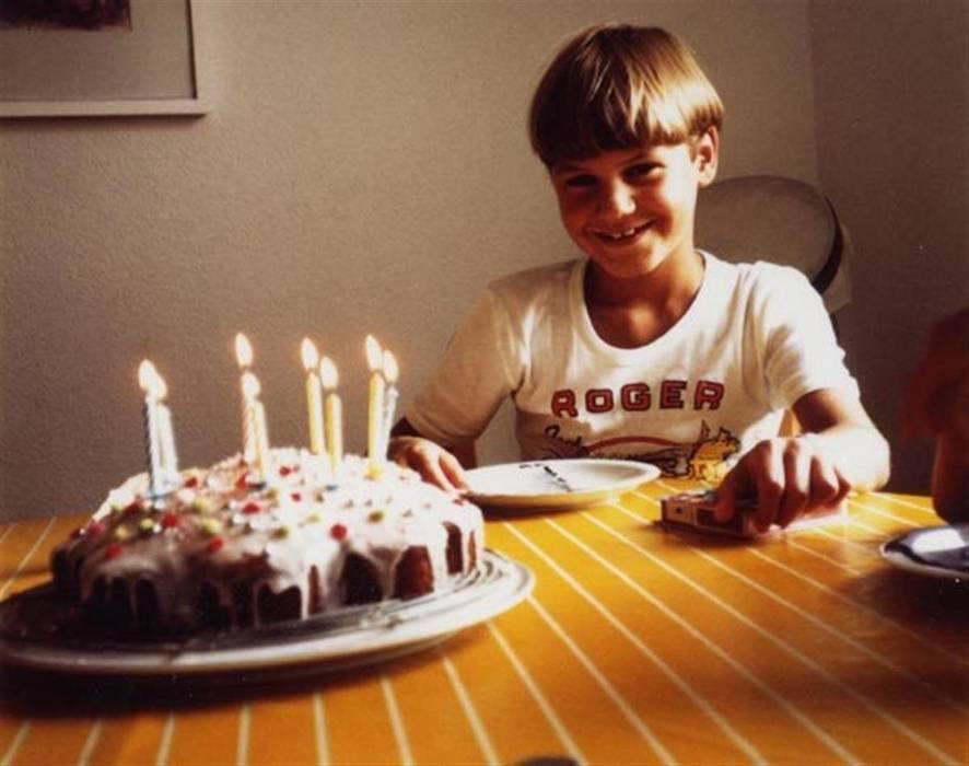 Ποιος διάσημος τενίστας σβήνει κεράκια;