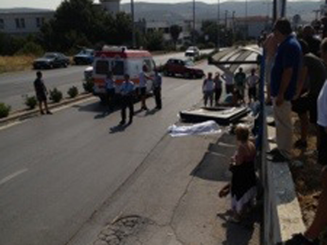 ΦΩΤΟ-Ένας νεκρός και 4 τραυματίες στο Ωραιόκαστρο. ΙΧ έπεσε σε στάση λεωφορείου