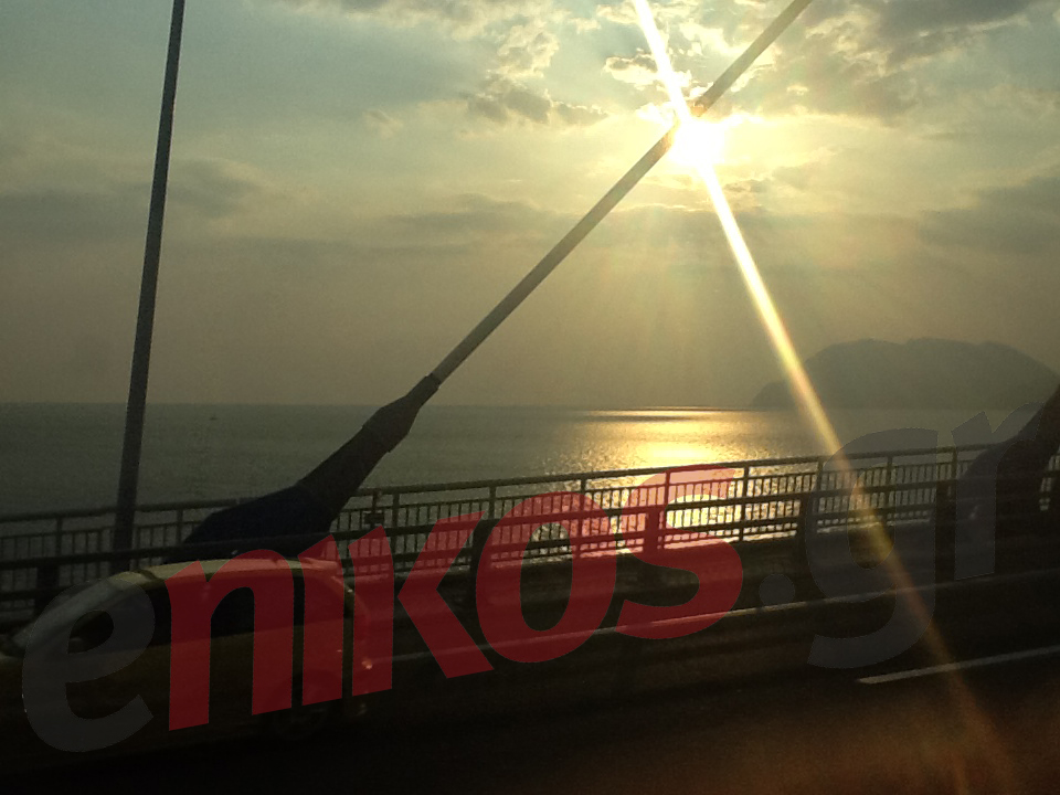 ΦΩΤΟ-Παιχνίδια με το φως στη γέφυρα του Ρίου