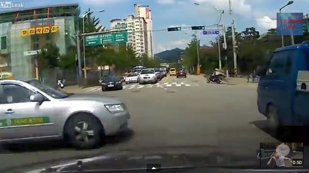 Ταξί παραβιάζει ερυθρό σηματοδότη