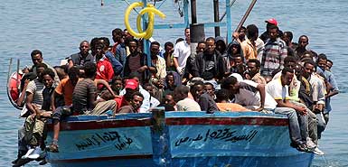 Πλοιάριο με 140 μετανάστες στη Σικελία