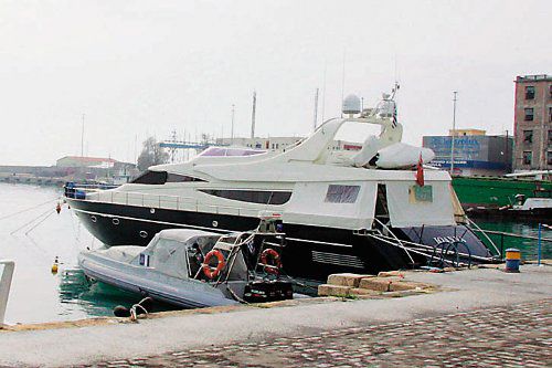 Τον βρήκαν νεκρό σε θαλαμηγό