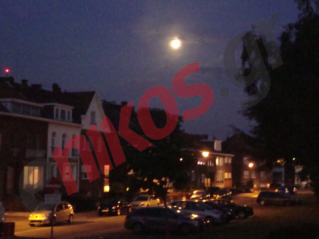 ΦΩΤΟ-Πανσέληνος στις Βρυξέλλες