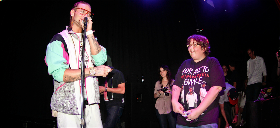 Ο 37χρονος κωμικός που μοιάζει με 14χρονο παιδί