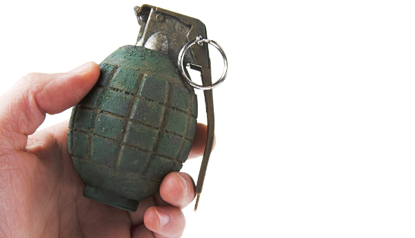 “Έφαγε πόρτα” και… τους πέταξε χειροβομβίδα