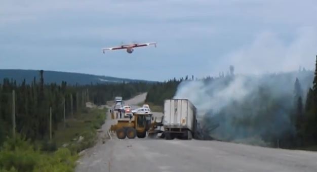 Πυροσβεστικό αεροπλάνο σβήνει φωτιά σε νταλίκα