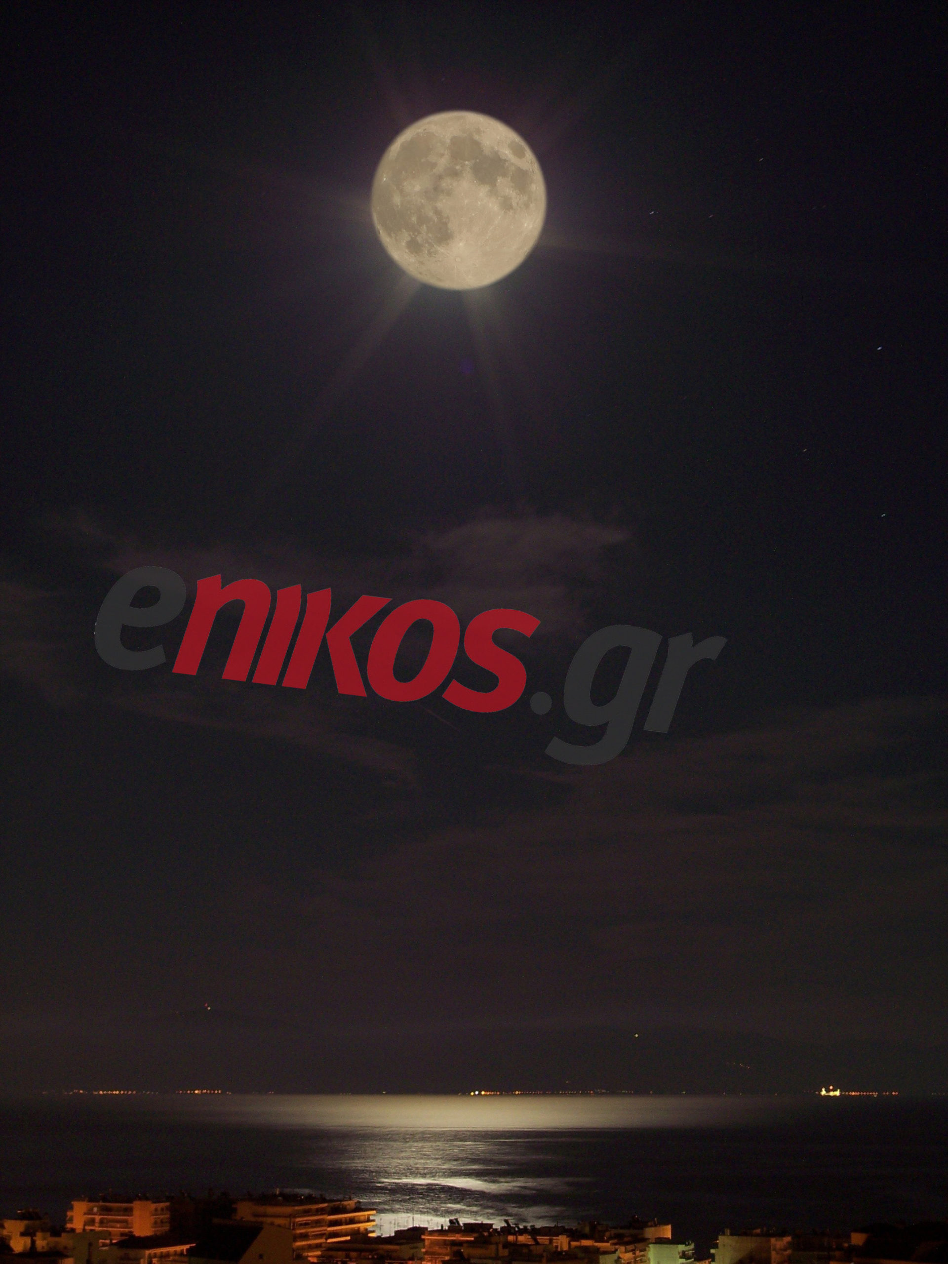 Η πανσέληνος από το … μπαλκόνι