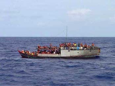 Βυθίζεται σκάφος με 105 πρόσφυγες