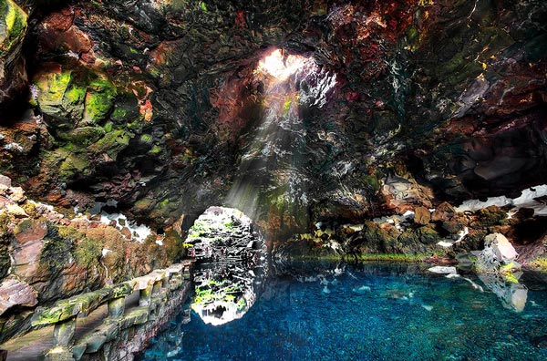 ΦΩΤΟ-Γαλάζια λίμνη μέσα σε ηφαίστειο