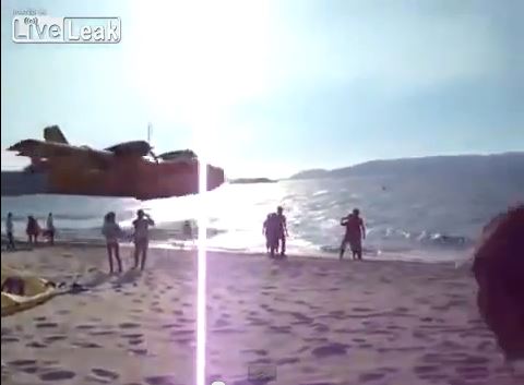 ΒΙΝΤΕΟ-Συγκλονιστικός ανεφοδιασμός καναντέρ δίπλα σε λουόμενους