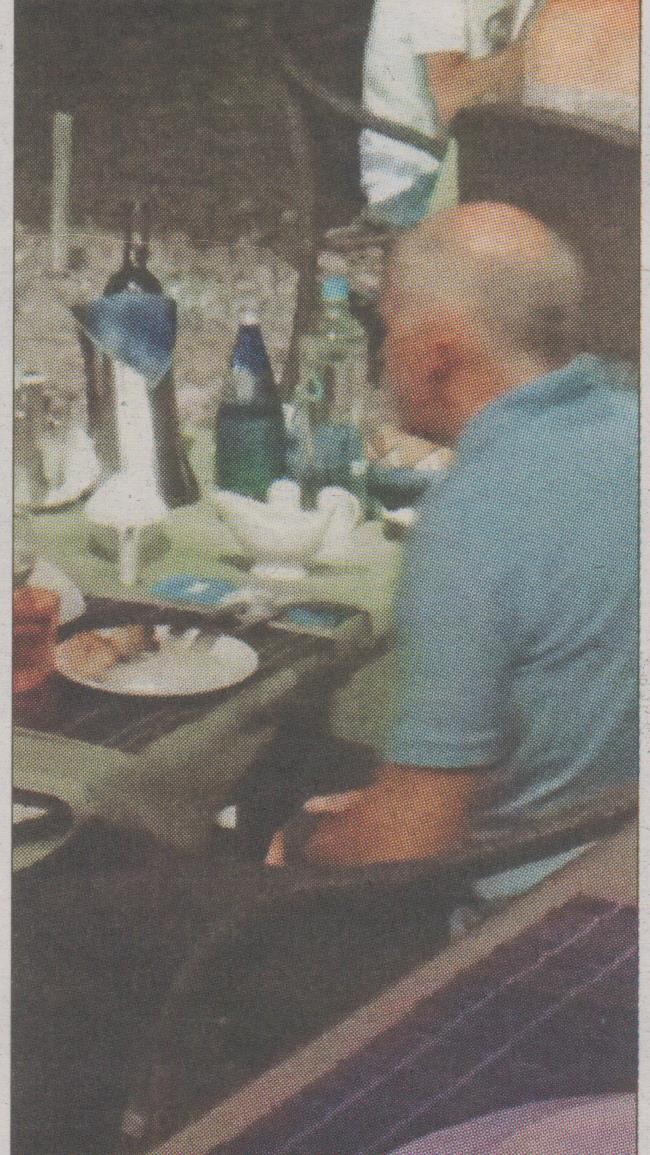 Ανέμελος Παπανδρέου με αστακούς και κρασί