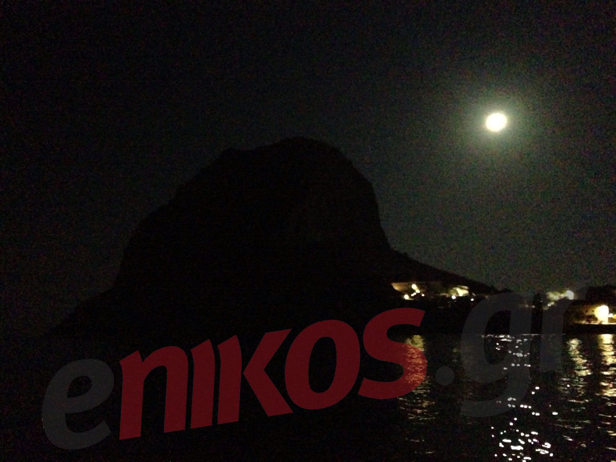 ΦΩΤΟ-Η Πανσέληνος… στη Μονεμβασιά