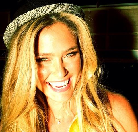 ΦΩΤΟ-Η sexy Refaeli στα κύματα