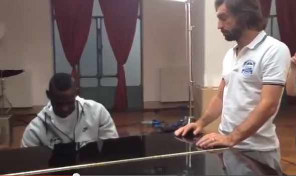 BINTEO-O Μπαλοτέλι παίζει πιάνο