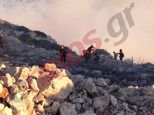 ΦΩΤΟ-Η μάχη των πυροσβεστών με τις φλόγες