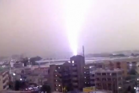 Κεραυνός χτυπάει τρένο