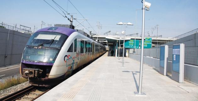 Έβαλε την κόρη του να οδηγεί το τρένο