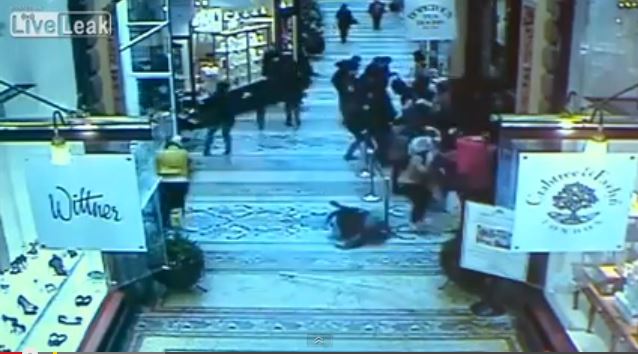 ΒΙΝΤΕΟ- Έπεσε από οροφή 15 μέτρων