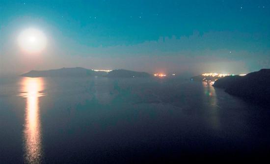 Βλέπουν… φως στη Σαντορίνη