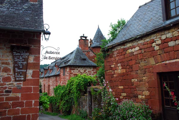 ΦΩΤΟ- Το… κόκκινο χωριό