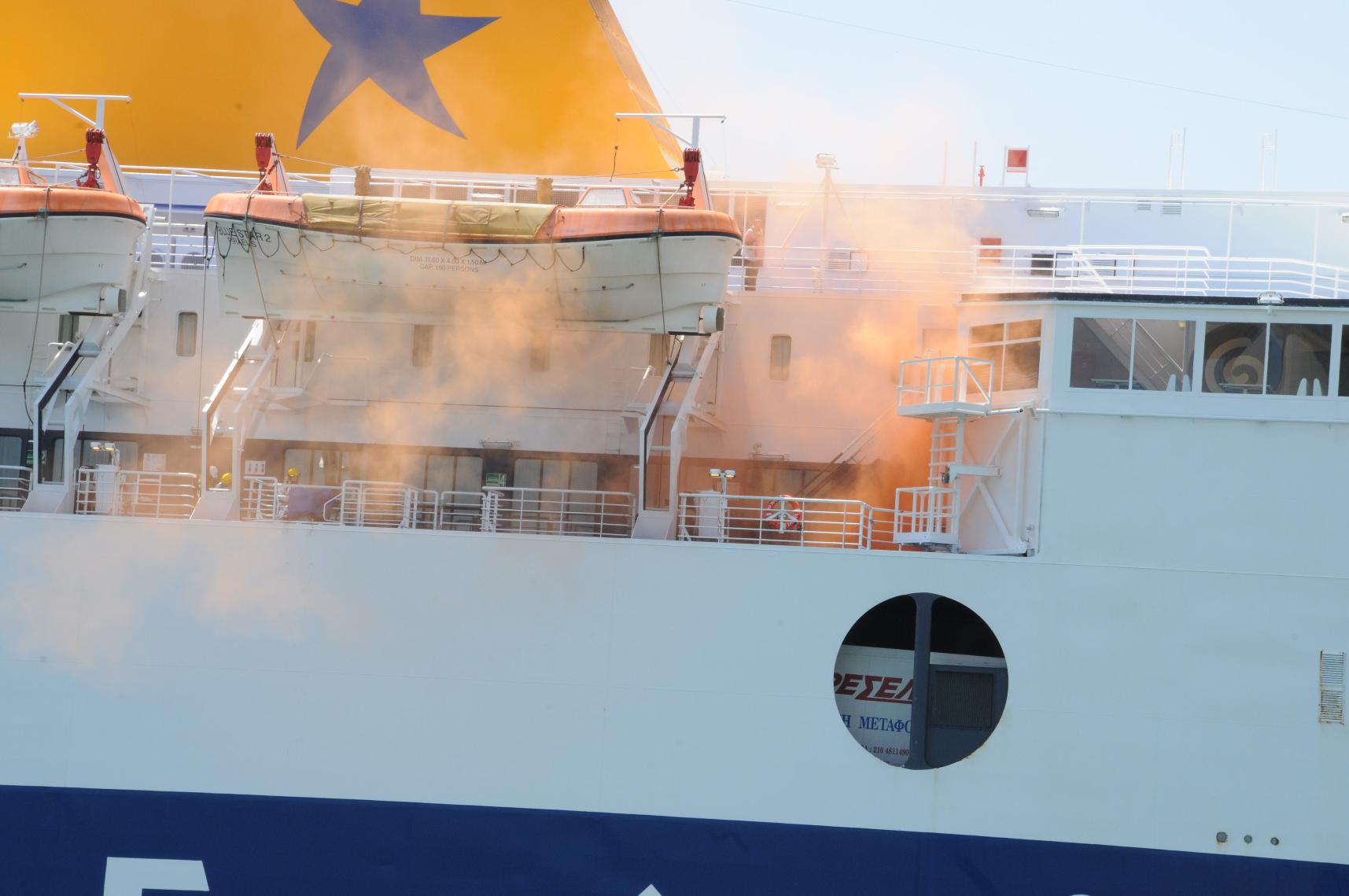 ΦΩΤΟ- «Φλέγεται» πλοίο στο Πειραιά