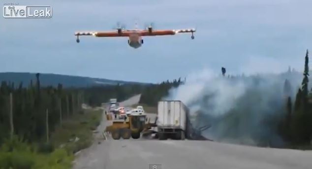 ΒΙΝΤΕΟ- Canadair σβήνει φωτιά από τροχαίο