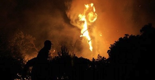 Σε εξέλιξη η φωτιά στο Άργος