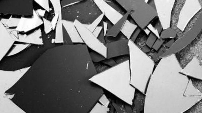 Κρήτη: Γέμισε ο δρόμος με γυαλιά