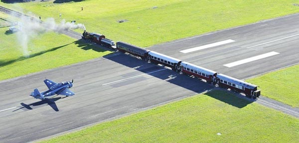 Τρένο περνάει μέσα από το αεροδρόμιο