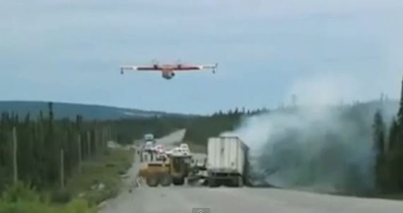 Πυροσβεστικό αεροπλάνο «αδειάζει» πάνω από καραμπόλα