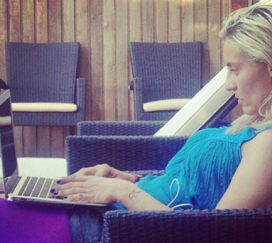 ΦΩΤΟ-Η Μελέτη αγκαλιά με τη… σανίδα