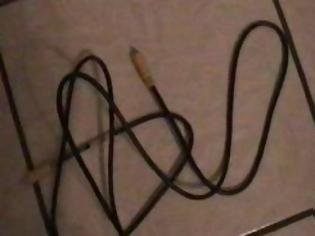 Αυτοκτόνησε με τον φορτιστή του κινητού του