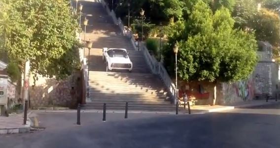 ΒΙΝΤΕΟ-ΙΧ ανεβαίνει σκάλες