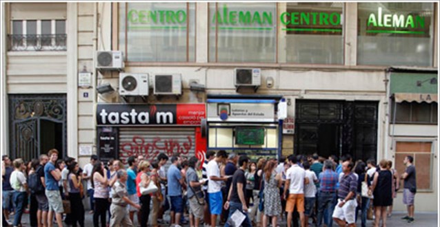 Άνεργοι στην ουρά για έναν ρόλο σκλάβου