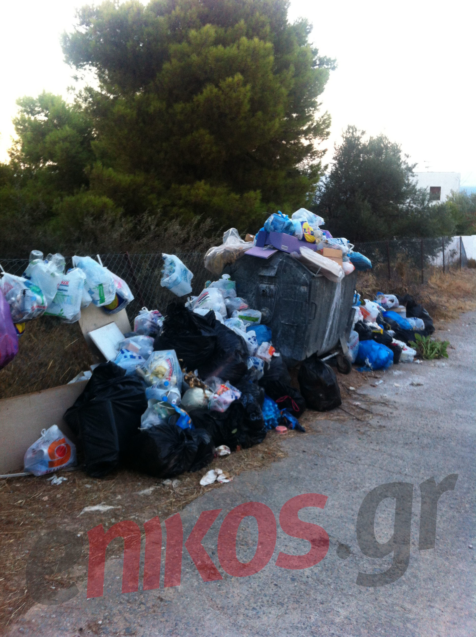 ΦΩΤΟ-«Βουνά» τα σκουπίδια στην Αίγινα