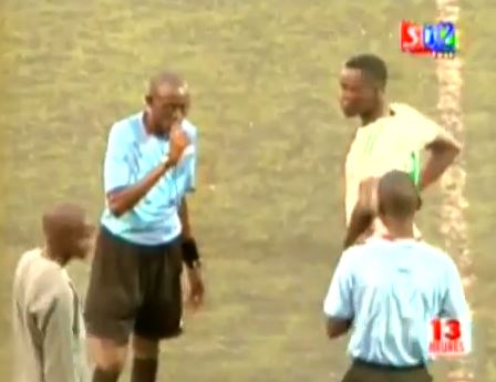 Διέκοψε το ματς για να… φάει