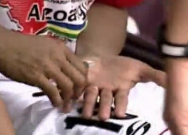 ΒΙΝΤΕΟ-Έκοψε τη βέρα του για να μπει στον αγώνα